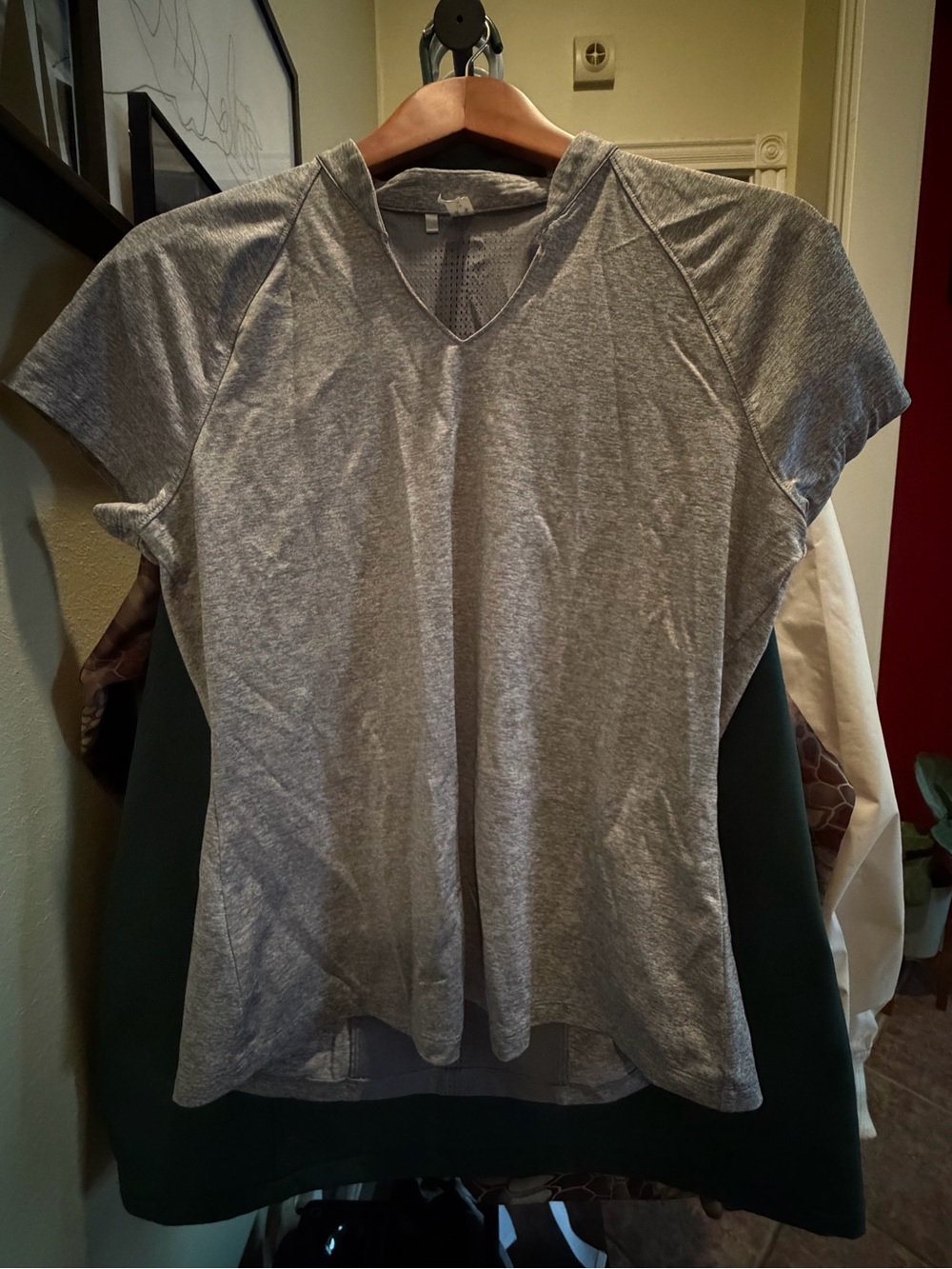 Under Armour HeatGear Heather Gray Athletic Top Large